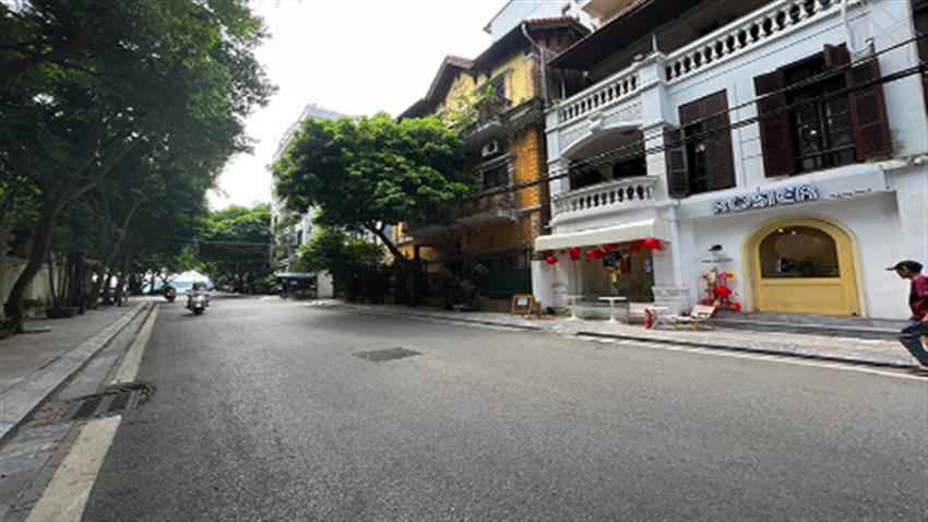 Bán nhà mặt phố Quảng Khánh view Hồ Tây, 2 mặt tiền sổ đỏ chính chủ 177m2 nở hậu
